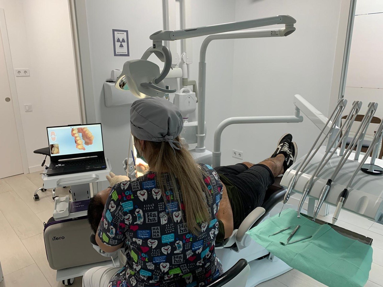 Dra. Laguna realizando escaneo intraoral con iTero para diseño de Invisalign
